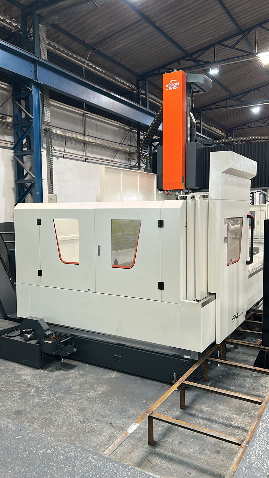 Mandrilhadora industrial de grande porte na fábrica FEMES