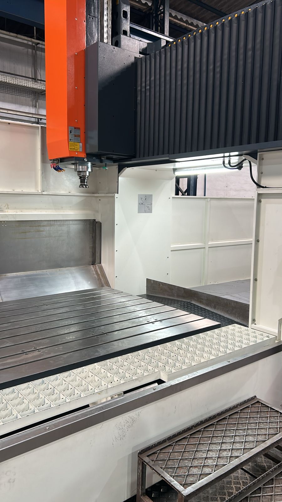 Mandrilhadora industrial usinando peça de grande porte na FEMES